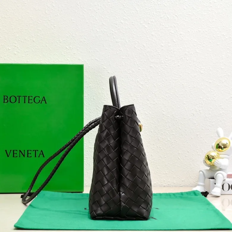 The 2023 new Andiamo batch of 2260 BV has been shipped‼ ️Really popular🔥The new Andiamo woven handbag launched by Bottega Veneta this season is really popular all over the world! ! Celebrities at home and abroad have worn it, and Oscar-winning actress Michelle Yeoh has taken it out on the street. Song Jia, Trai Yara, Yu Feihong, Sanji Ayaka, Rosie Hunting-Whiteley, Yoshioka Riho, etc. have all picked up this bag. It is classic and versatile, showing off its temperament, and the bag capacity is also large, which is very convenient for daily commuting! ! A variety of carrying methods, the shoulder straps can be adjusted by yourself, the original lambskin feels soft and delicate, and the unisex style breaks gender boundaries and brings a more practical and longer-lasting use experience. Andiamo, which has both elegant and casual styles, perfectly interprets the true appearance of "fashionable old money style". Style number: 8463 Size: 32*24*12